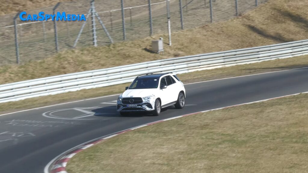 Mercedes GLE 2023: eccolo mentre sfreccia sul circuito del Nurburgring [VIDEO SPIA]