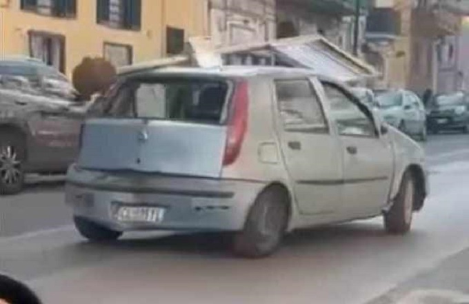Napoli: ruba palina della fermata dell’autobus, la carica sul tetto dell’auto e se la porta via [VIDEO]