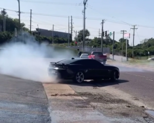 IdiotsInCars mostra un nuovo video. Questa volta tocca alla Chevrolet Camaro | VIDEO