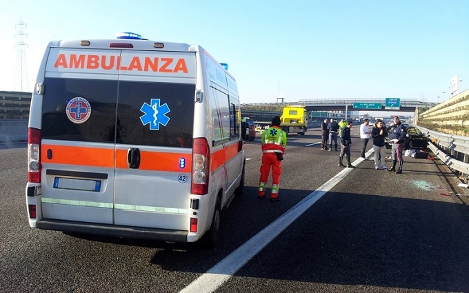 Incidente sulla A4 Milano-Torino, scontro tra furgone e auto ad Arluno: quattro morti