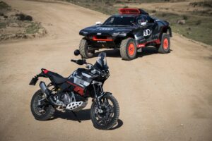 Audi RS Q e-tron partecipa a un evento speciale in Sardegna con la Ducati DesertX