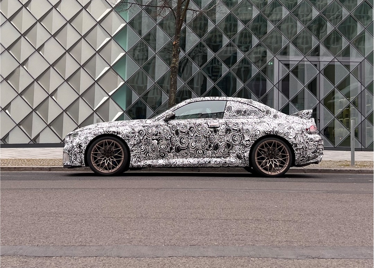 BMW M2 2023: nuove foto ufficiali svelano il profilo laterale