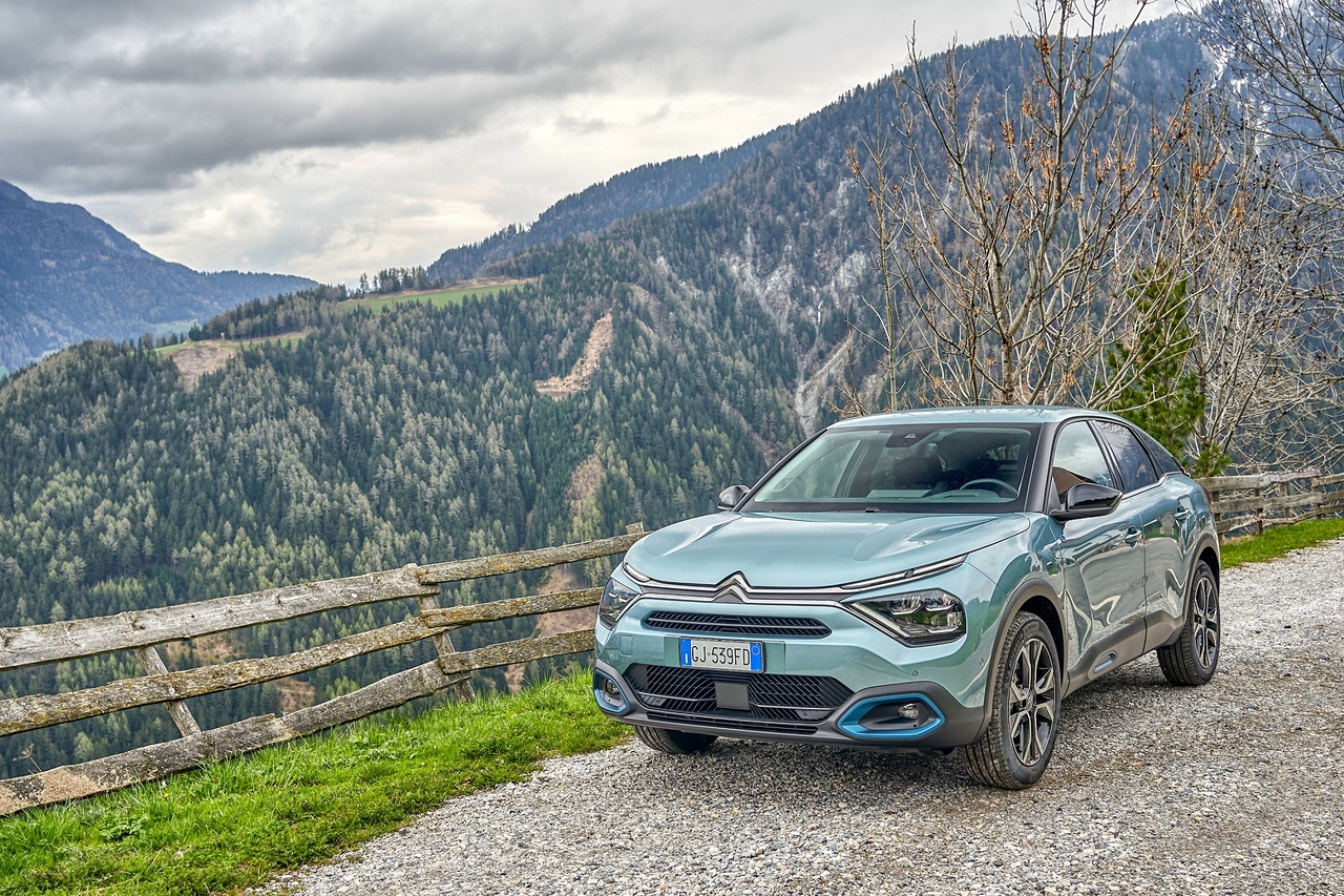 Citroën e-C4 esplora Vipiteno con tutta la sua tecnologia di bordo
