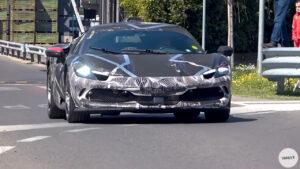 Ferrari 296 GTB pesantemente modificata avvistata a Maranello [VIDEO SPIA]