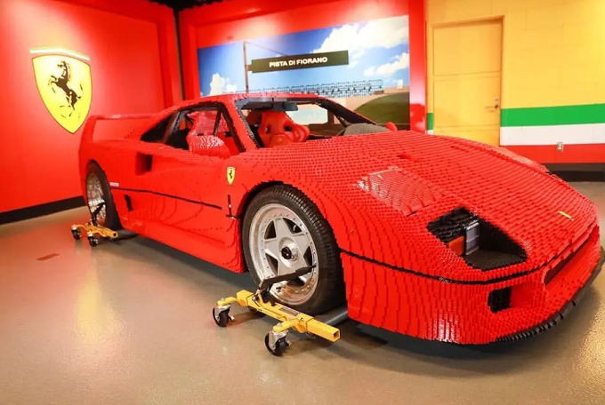 Ferrari F40 LEGO: l’impressionante riproduzione a grandezza naturale