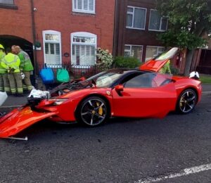 Ferrari SF90 Stradale distrutta dopo un incidente: il proprietario fugge via [FOTO]