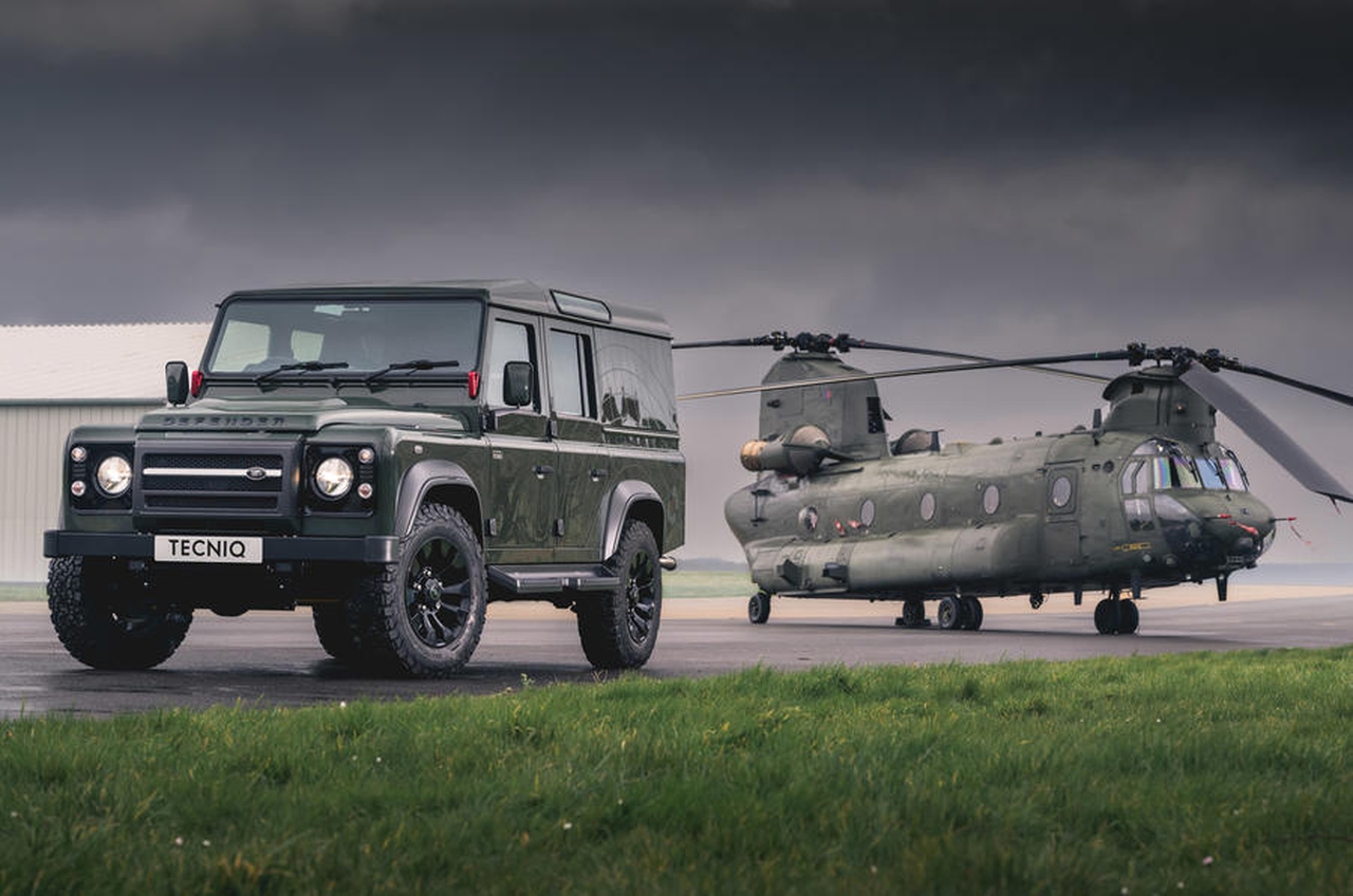 Land Rover Defender: svelata una speciale one-off che omaggia il RAF Chinook