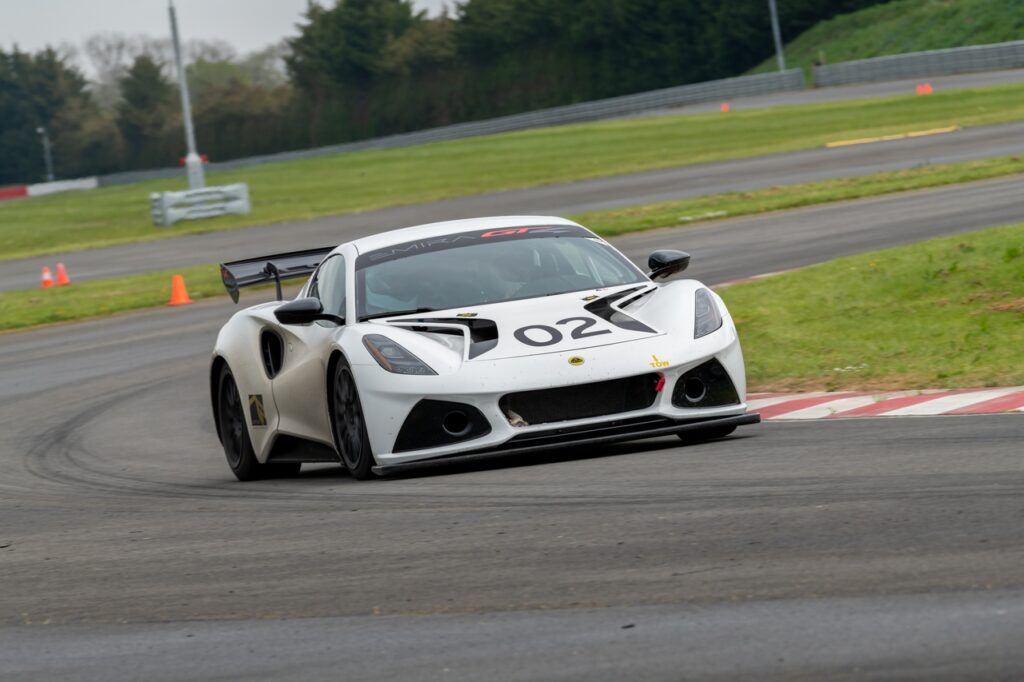 Lotus Emira GT4: svelata la nuova auto da corsa sul circuito di Hethel [FOTO e VIDEO]
