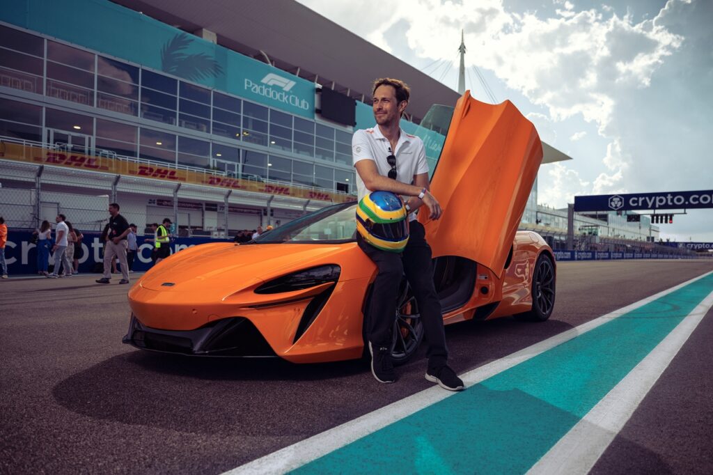 McLaren Artura: Bruno Senna guida la supercar sul circuito del GP di Miami [VIDEO]