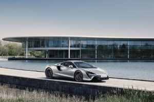 McLaren Artura: ecco la one-off che omaggia la regina Elisabetta II [FOTO]