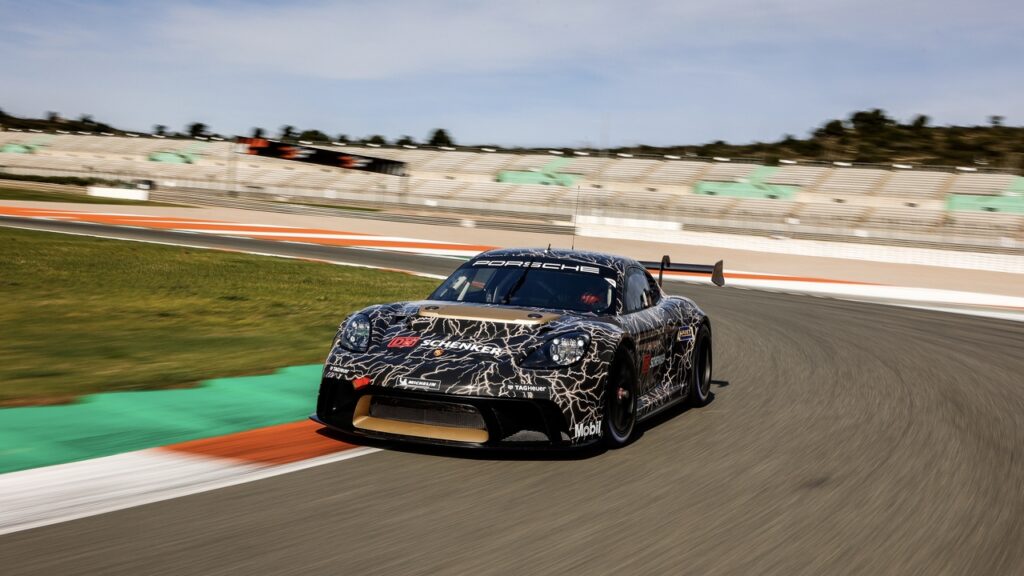 Porsche 718 Cayman GT4 ePerformance: partiti i test sulla nuova vettura da corsa elettrica [FOTO e VIDEO]