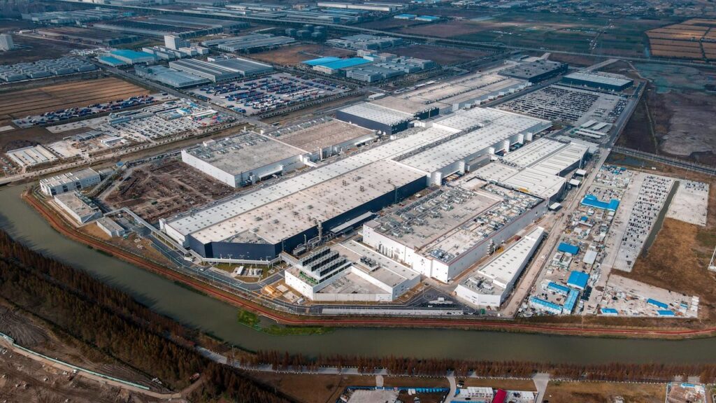 Tesla rallenta la produzione nella gigafactory di Shanghai per mancanza di parti
