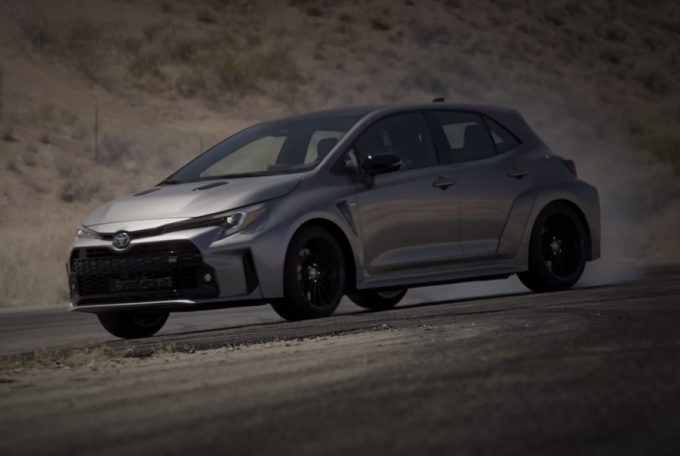 Nuova Toyota GR Corolla: la sportiva giapponese si esalta nel drift [VIDEO]