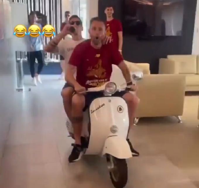 Roma, Zaniolo festeggia a Trigoria scorazzando in vespa verso gli spogliatoi [VIDEO]