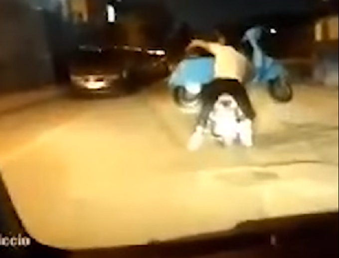 Afragola, in due sullo scooter con una Vespa in braccio [VIDEO]