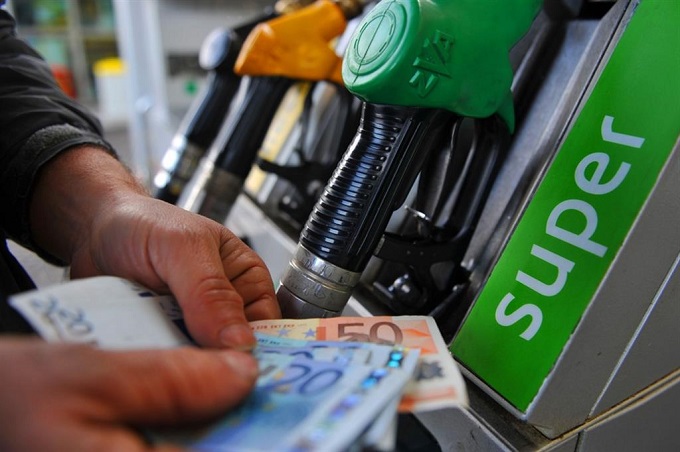 Prezzi benzina: continua la risalita, piccolo calo per il diesel