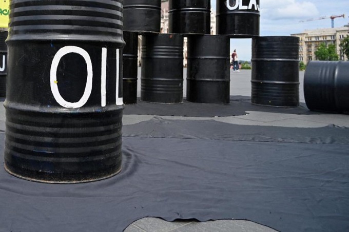 Embargo petrolio dalla Russia, dopo l’accordo Ue sullo stop il Brent schizza a 124 dollari