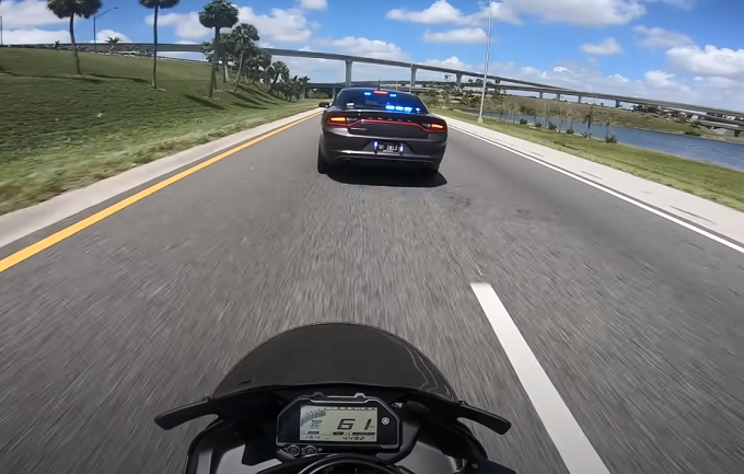 Florida, poliziotto fa il “controllo dei freni” con l’auto e rischia di uccidere un motociclista [VIDEO]