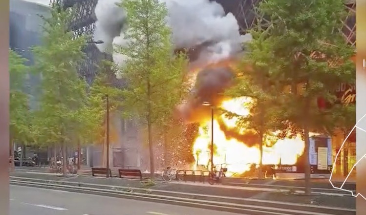 Bus elettrico prende fuoco a Parigi: stop alla circolazione [VIDEO]