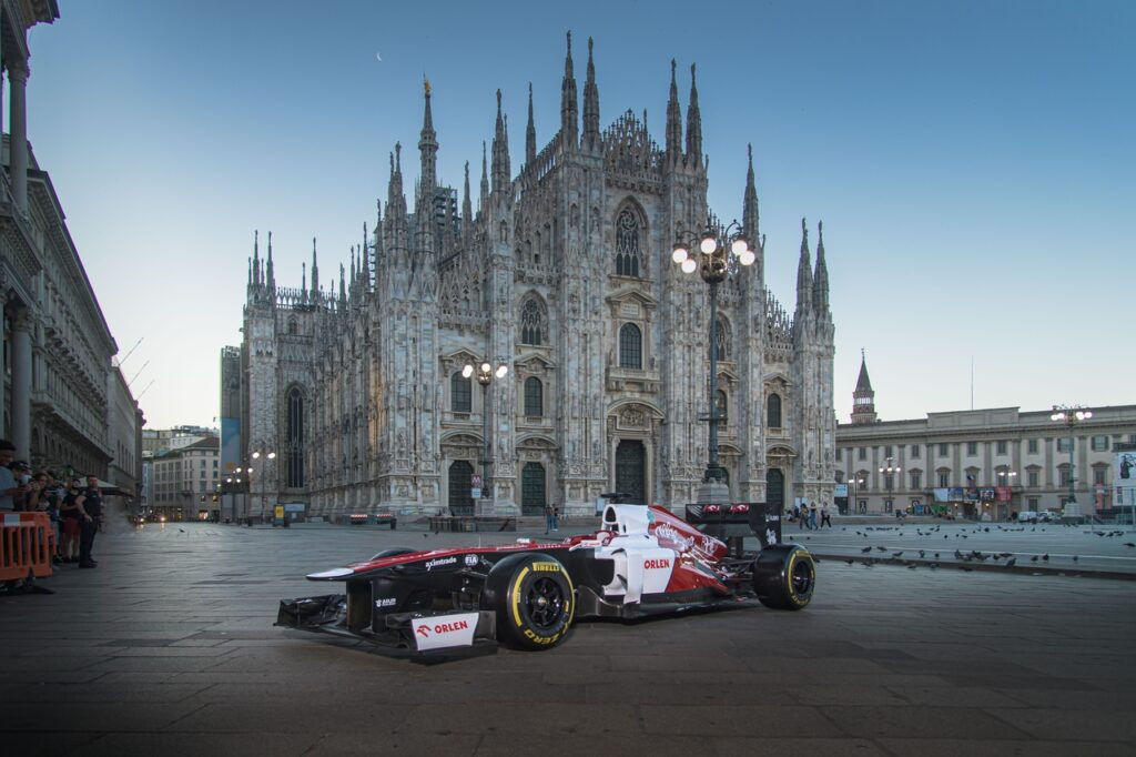 Alfa Romeo sveglia Milano con la sua monoposto per i 112 anni