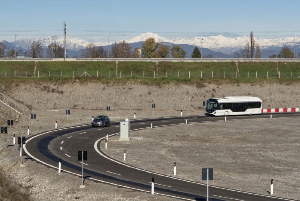 Stellantis dimostra le capacità della tecnologia di ricarica induttiva dinamica