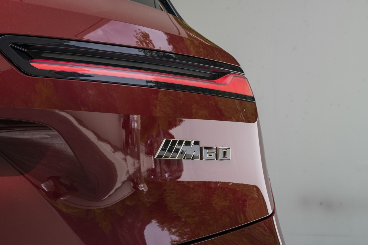 BMW M: debutta il nuovo logo nero per i modelli ad alte prestazioni