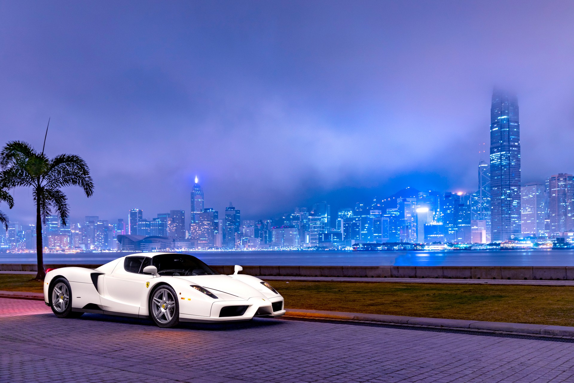 Ferrari Enzo: l’unico esemplare di colore bianco messo all’asta