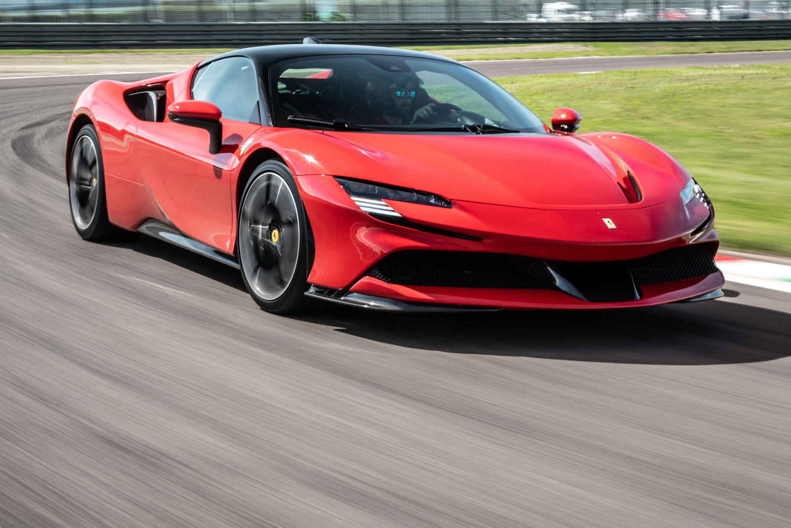 Ferrari limiterà la guida autonoma per preservare le emozioni