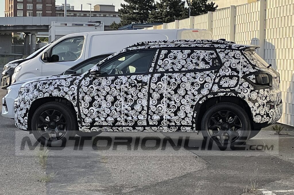 Jeep baby SUV prototipo foto spia