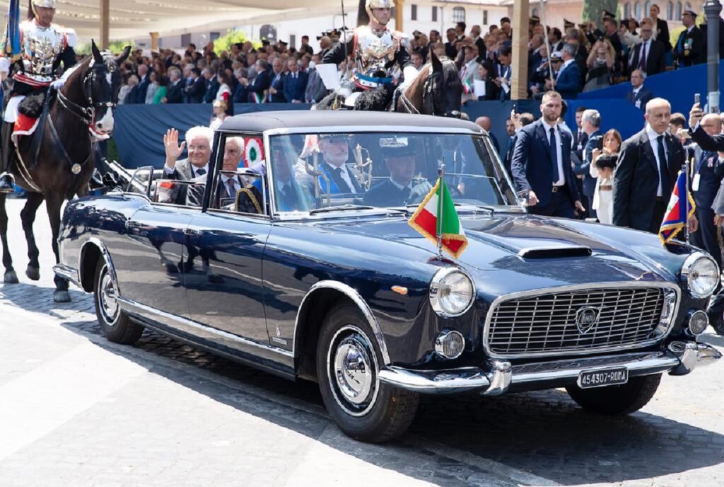 Sergio Mattarella a bordo della Lancia Flaminia nella cerimonia del 2 giugno