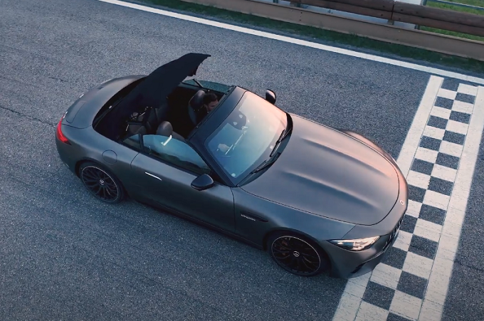 Mercedes-AMG SL 2022: l’incontro con Alessandro Del Piero [VIDEO]