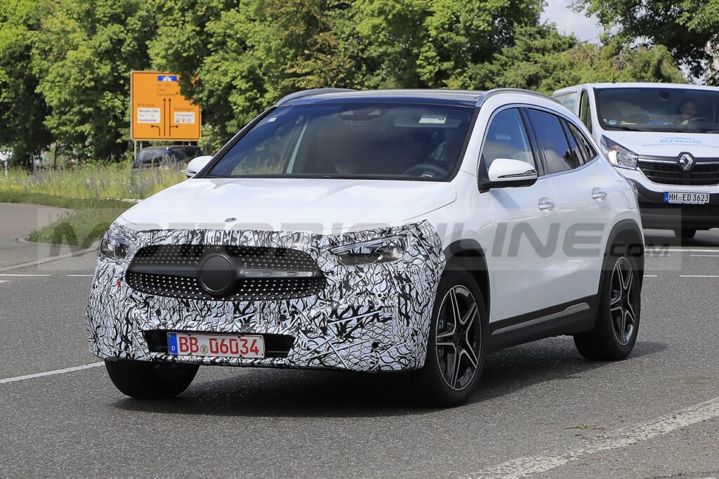 Mercedes GLA 2025: ecco le novità rivelate dall’ultimo prototipo [FOTO SPIA]