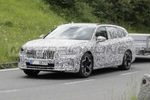 Skoda Superb 2023: la nuova generazione si mostra ancora una volta [FOTO SPIA]