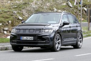 Volkswagen Tiguan 2025: proseguono i test sulla versione elettrica [FOTO SPIA]