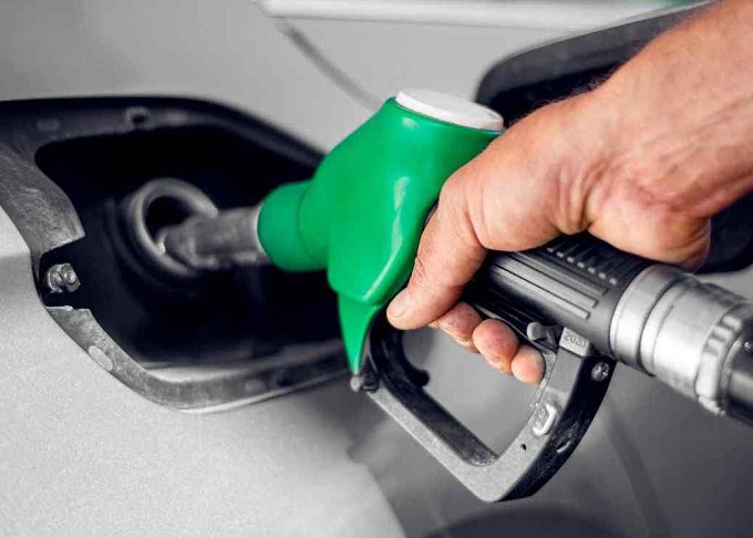 Prezzi benzina: dopo oltre un mese, si rivede un lieve ribasso