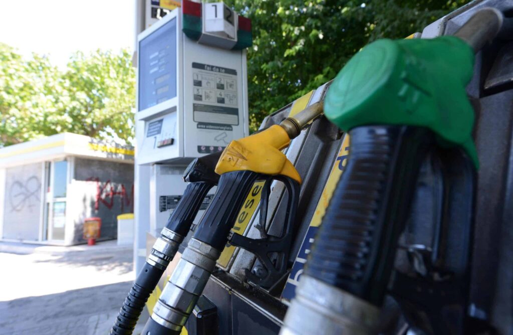 Benzina, la corsa dei prezzi non si ferma: aumenti da 2 a 4 centesimi su verde e diesel