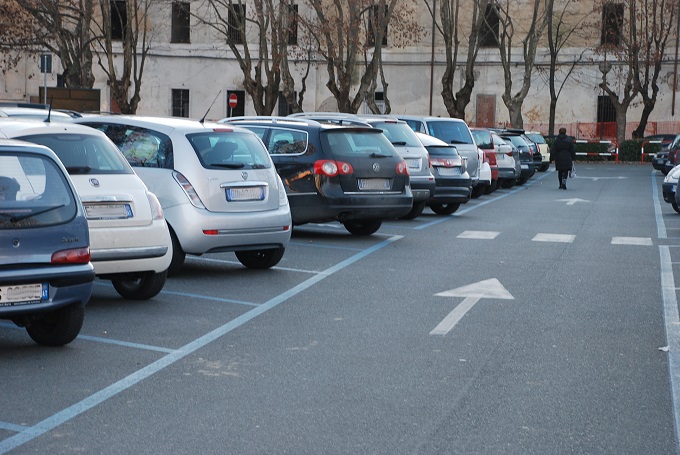 Bari, l’app che aiuta a trovare parcheggio: chi lascia il posto e lo segnala guadagna 2 euro