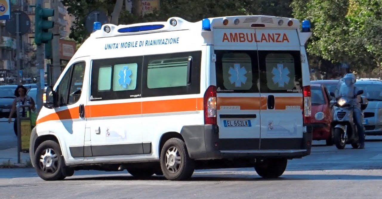 Adriatica, donna perde il controllo dello scooter e finisce a terra