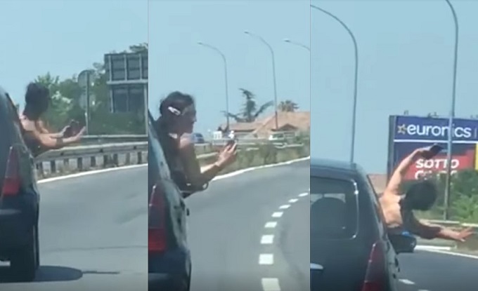 Napoli, donna si sporge pericolosamente dal finestrino per girare un video sui social [VIDEO]