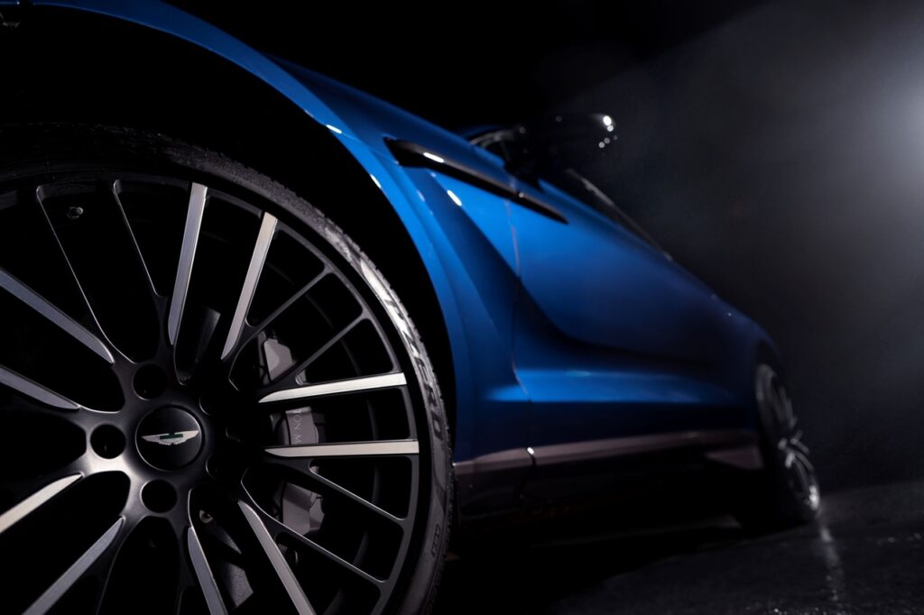 Aston Martin DBX707 monta degli pneumatici Pirelli P Zero sviluppati su misura