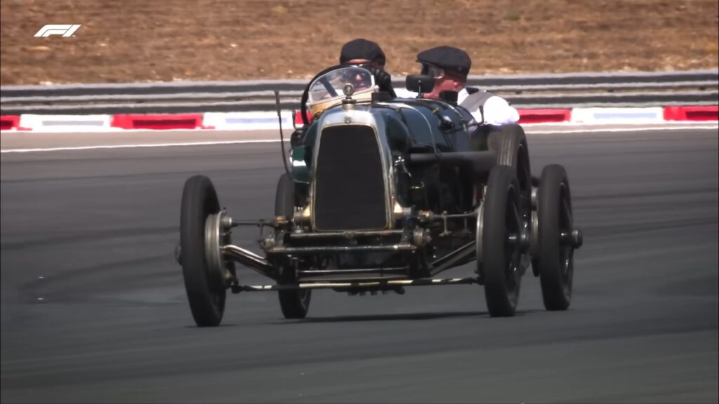 Aston Martin TT1 festeggia 100 anni con Sebastian Vettel al volante [VIDEO]