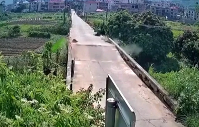 In Cina il caldo record fa esplodere un ponte [VIDEO]