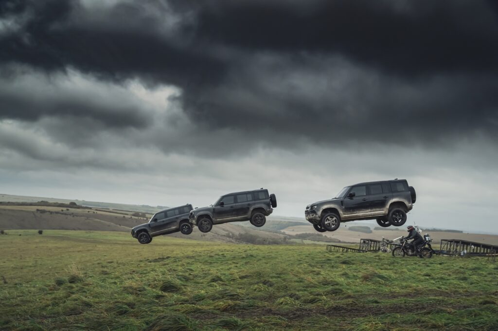 Defender, Range Rover e Jaguar: le stunt car di ‘No Time to Die’ andranno all’asta