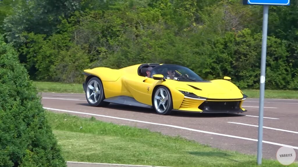 Ferrari Daytona SP3: ecco il primo esemplare giallo avvistato su strada [VIDEO SPIA]