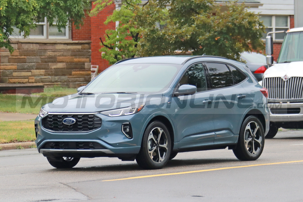 Ford Kuga ST-Line 2023 - Foto Spia 08-07-2022