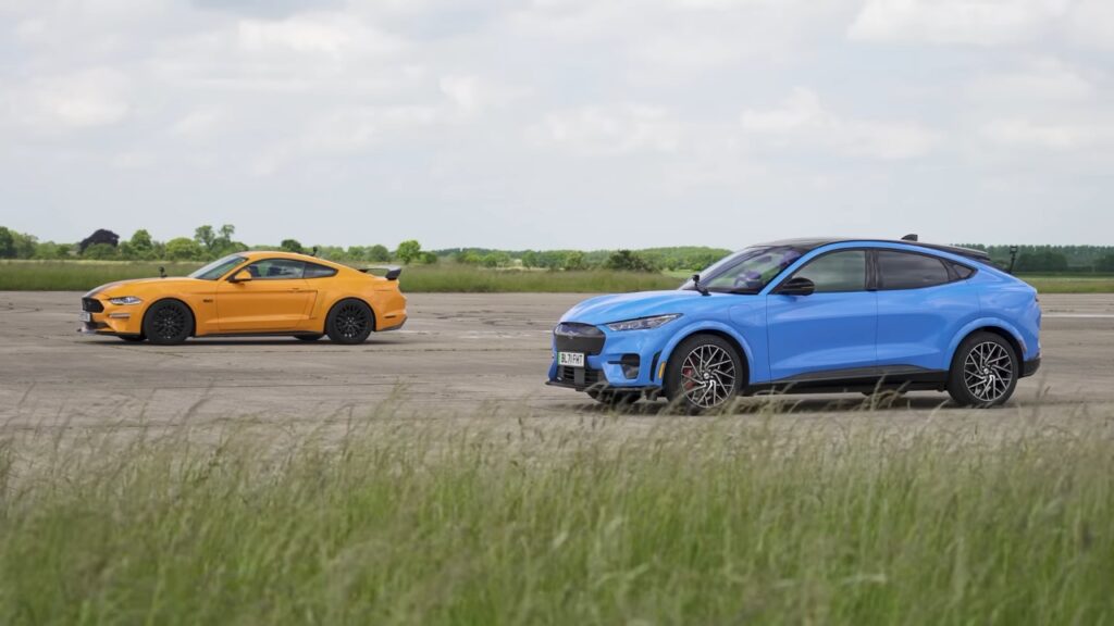 Ford Mustang Mach-E GT vs Mustang GT: chi vince la drag race? [VIDEO]