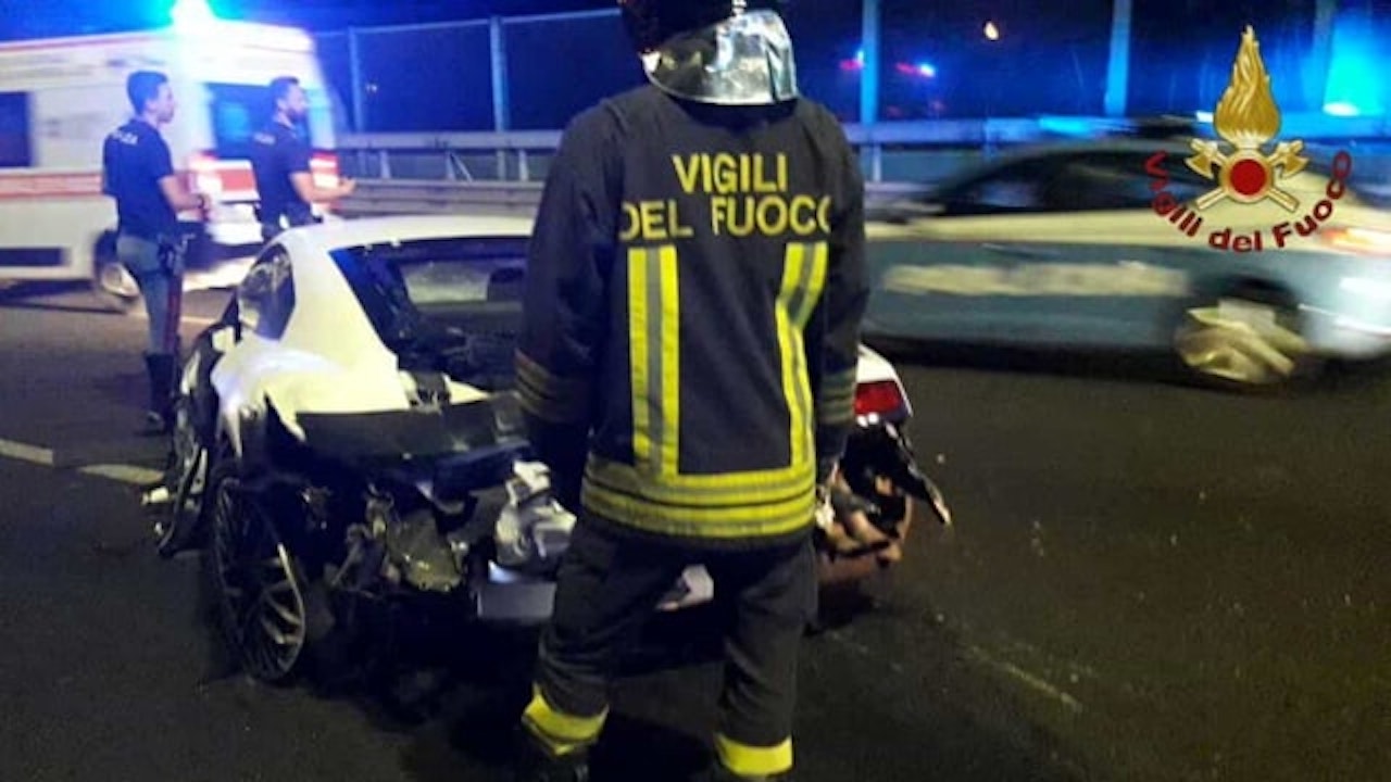 Roma, un’auto si cappotta dopo un incidente stradale: muore un 21enne