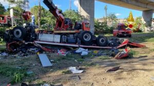 Perugia, autotrasportatore muore dopo un volo di 20 metri con il suo camion [VIDEO]