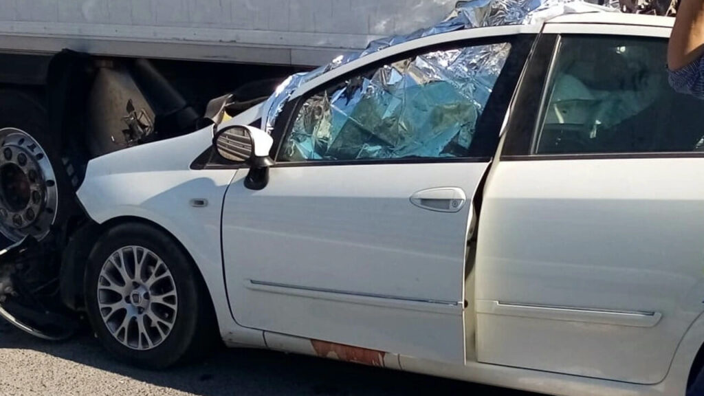 Palermo, auto va a finire sotto un tir: muore un uomo