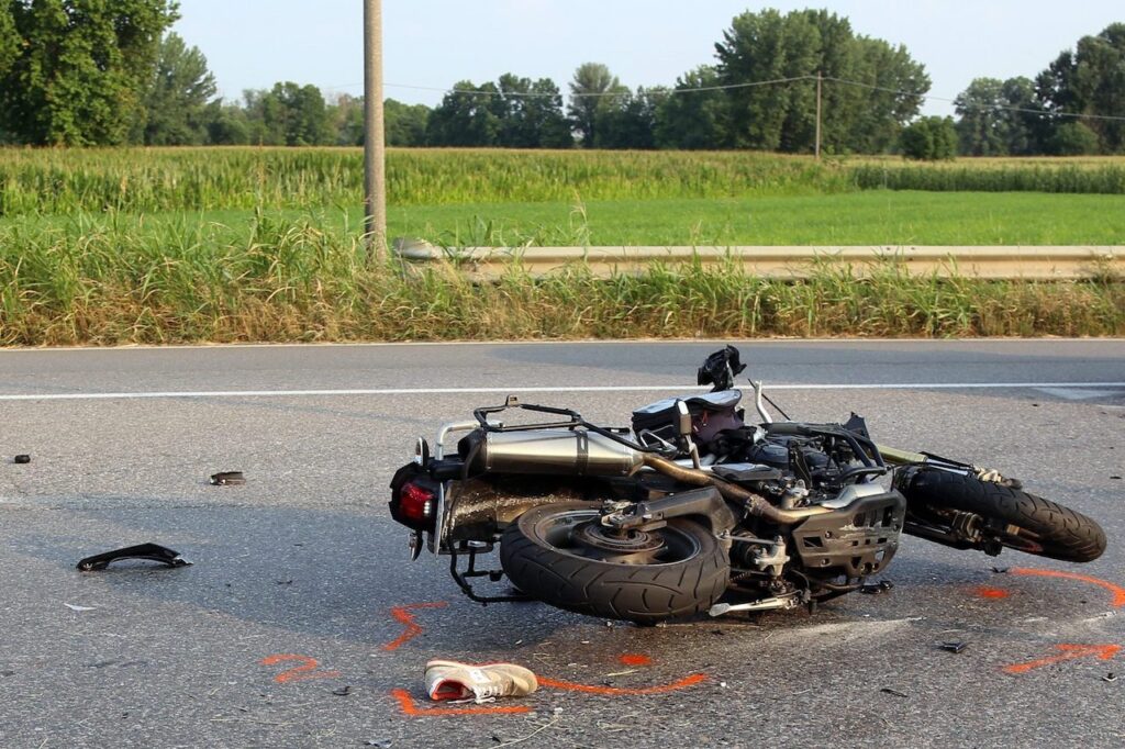 Brescia, 54enne muore sul colpo dopo un violento impatto contro un palo con la sua moto